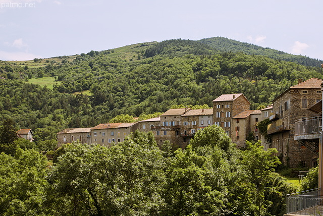 Photo du village de Saint Pierreville dans les montagnes ardchoises