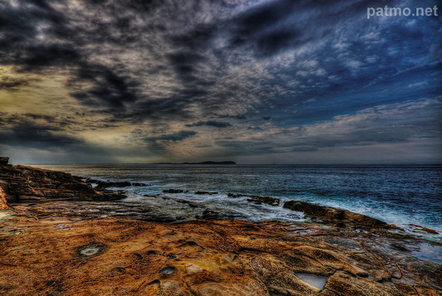 Image HDR des plages du Bau Rouge sous un ciel couvert