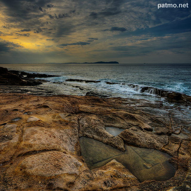 Photo hdr de la cote mediterraneenne au bau rouge