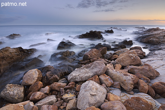 Image de la mer Mditerrane au crpuscule prs de Cap Garonne au Pradet