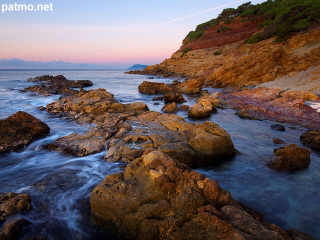 Photographie de la cote rocheuse du Pradet au lever du jour