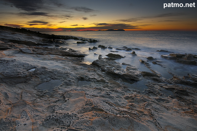 Photo de la plage du Bau Rouge et de la Presqu'le de Giens  l'aube.