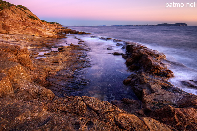 Photographie au crepuscule de la plage du Bau Rouge