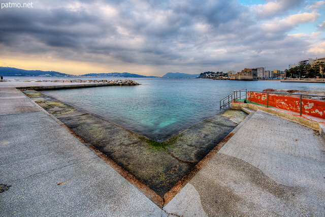 Photo du quartier du Mourillon  Toulon sous un ciel nuageux