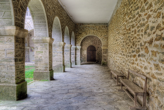 Image HDR des arcades de l'glise de Notre Dame des Anges  Collobrires