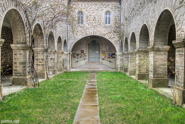 Photographie HDR de l'extrieur de l'glise de Notre Dame des Anges  Collobrires