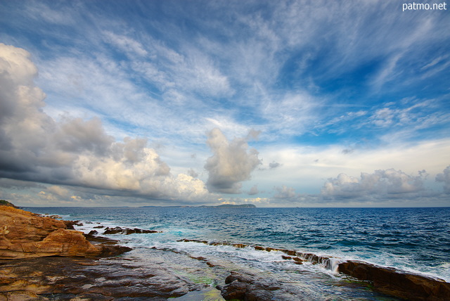 Photo HDR d'un ciel nuageux sur la mer Méditerranée