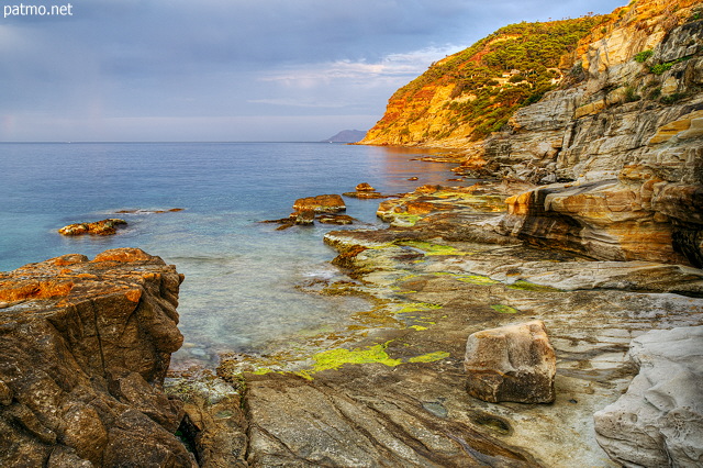 Photographie HDR de la plage du Bau Rouge  Carqueiranne sous un ciel nuageux