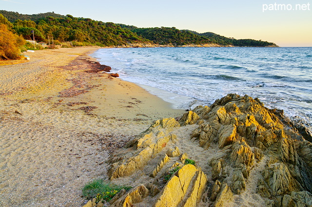 Photo de la plage de Gigaro en fin de journe