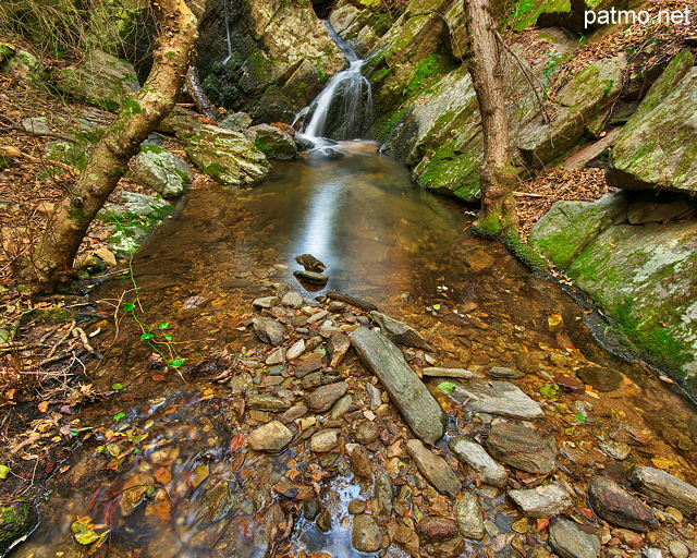 Photographie HDR d'une cascade dans un ruisseau du Massif des Maures