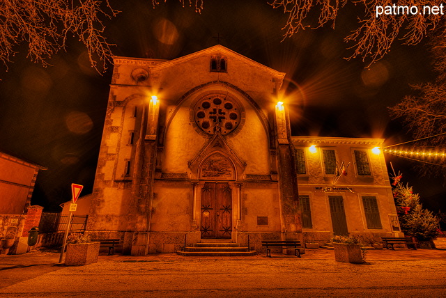 Photographie HDR de l'église de Saint Isidore et de la mairie de Sauvebonne
