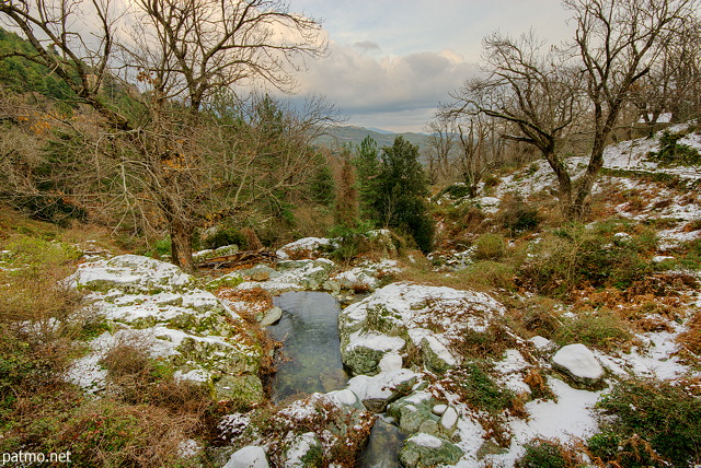Photo HDR d'un paysage d'hiver dans les montagnes de Haute Corse près de Vezzani