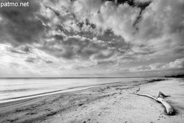 Photographie HDR de la plage de Casabianda en Haute Corse