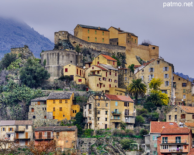 Photo HDR de la citadelle et de la ville de Corte par un matin d'hiver