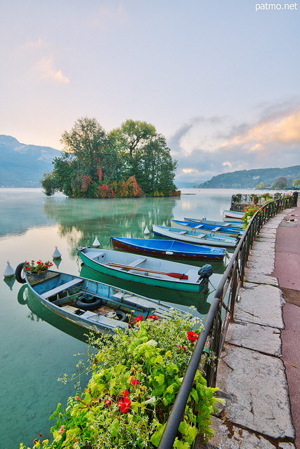 Picture with boats on Annecy lake in front of Swan Island