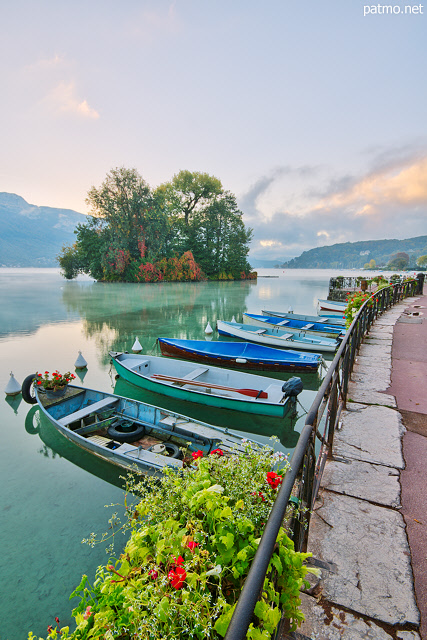 Image de barques sur le lac d'Annecy devant l'le aux cygnes.