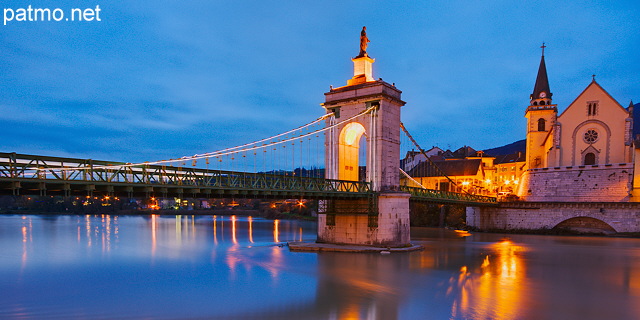 Photographie du lever du jour sur la ville de Seyssel et son pont sur le Rhne