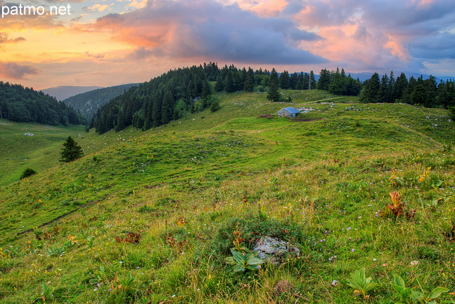 Photo d'un coucher de soleil nuageux au dessus du Chalet du Sac sur la montagne du Grand Crt d'Eau