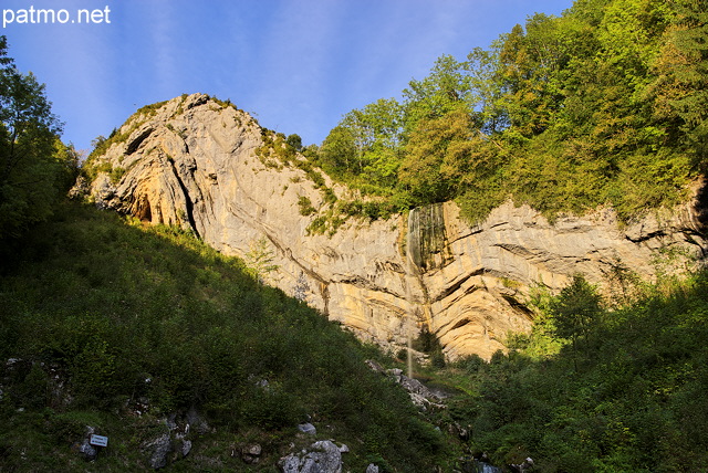 Photo du pli synclinal du Chapeau de Gendarme et de sa cascade près de Septmoncel dans le Jura