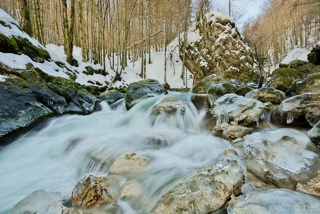 Image des eaux tumultueuses et glacées de la Valserine en hiver