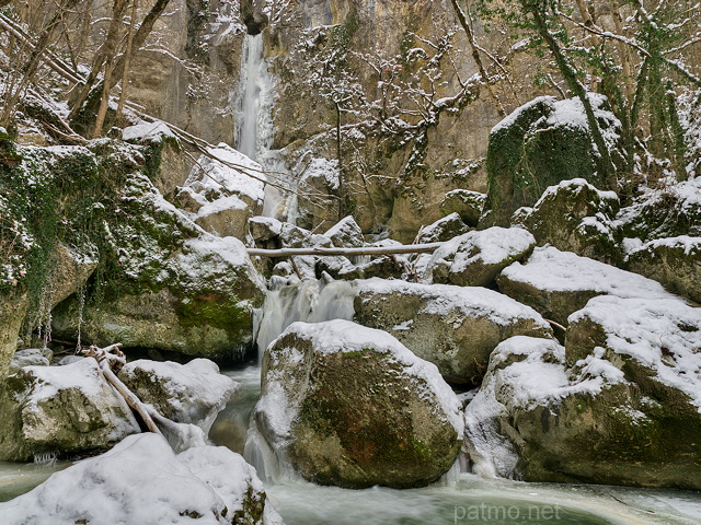 Image de la cascade de Barbannaz entourée par la neige et la glace