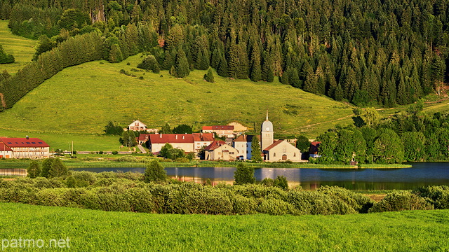 Photo du village de Grande Rivière au bord du lac de l'Abbaye