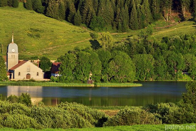 Photo de l'glise de Grande Rivire sur les bords du lac de l'Abbaye