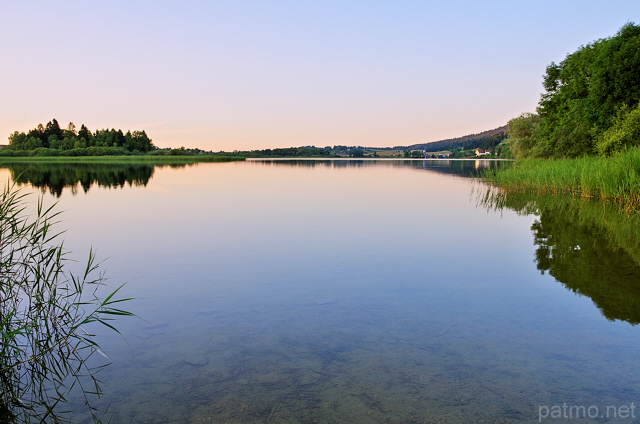 Photo du crpuscule sur le Lac de l'Abbaye dans le Parc Naturel Rgional du Haut Jura