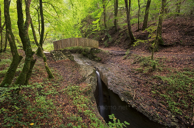 Photo d'un paysage d'automne autour de la cascade de la Tine de Parnant