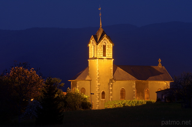 Image de l'glise de Franclens illumine la nuit