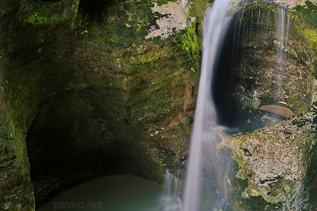 Image d'une petite cascade dans les rochers des Pertes de la Valserine