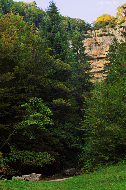 Photographie de la cascade de la Queue de Cheval en automne dans le Jura
