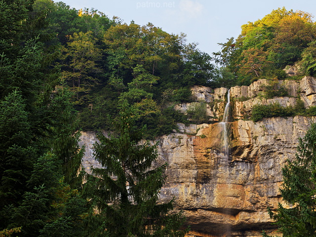 Image de la partie supérieure de la cascade de la Queue de Cheval dans le Parc Naturel Régional du Haut Jura