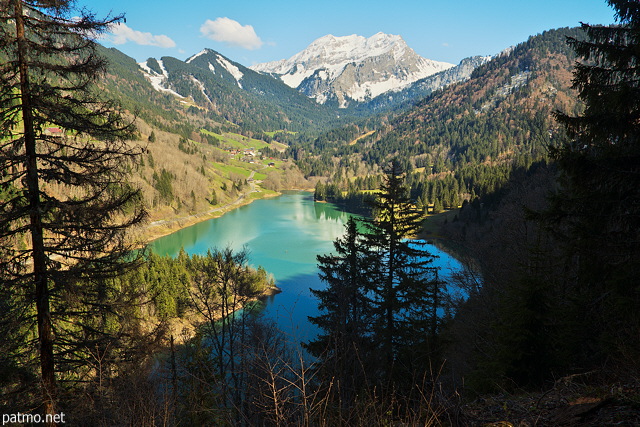 Photo du printemps sur le lac de Vallon et la montagne du Roc d'Enfer  Bellevaux