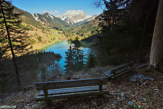 Photo of benches with a view on Vallon lake and Roc d'Enfer mountain