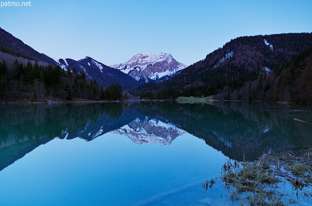 Photographie de l'heure bleue sur le lac de Vallon et la montagne du Roc d'Enfer à Bellevaux