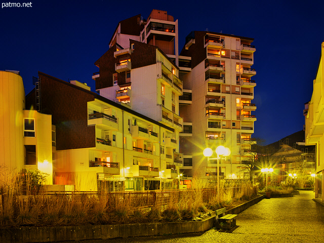 Photo d'Annecy avec les tours du quartier de Novel à la tombée de la nuit.