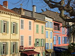 Photo des façades colorées des maisons autour de la place du village à Cogolin