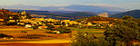 Image du village de Saint Michel l'Observatoire sous les couleurs chaudes de fin de journe