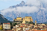 Photo de la vieille ville et de la citadelle de Corte en Haute Corse
