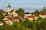 Image du clocher et des maisons du village de Chaumont en Haute Savoie