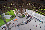Photographie de la file de touristes attendant pour monter à la tour Eiffel à Paris