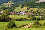 Image d'un paysage rural du Massif des Bauges autour du village de la Compte