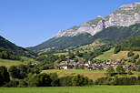 Photo du village de la Compôte en Bauges au pied des montagnes