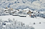 Photographie du village de Musièges après les premières chutes de neige de l'année