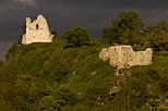 Image des ruines du chteau de Chaumont sous un ciel couvert