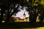 Photographie du village de Chaumont vu  travers les arbres