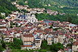 Image de la cathdrale et de la ville de Saint Claude entoures de verdure au printemps