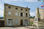 Photographie d'une maison sur la place du village  Saint Pierreville en Ardche