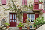 Photo d'une façade colorée dans le village de Saint Pierreville en Ardèche